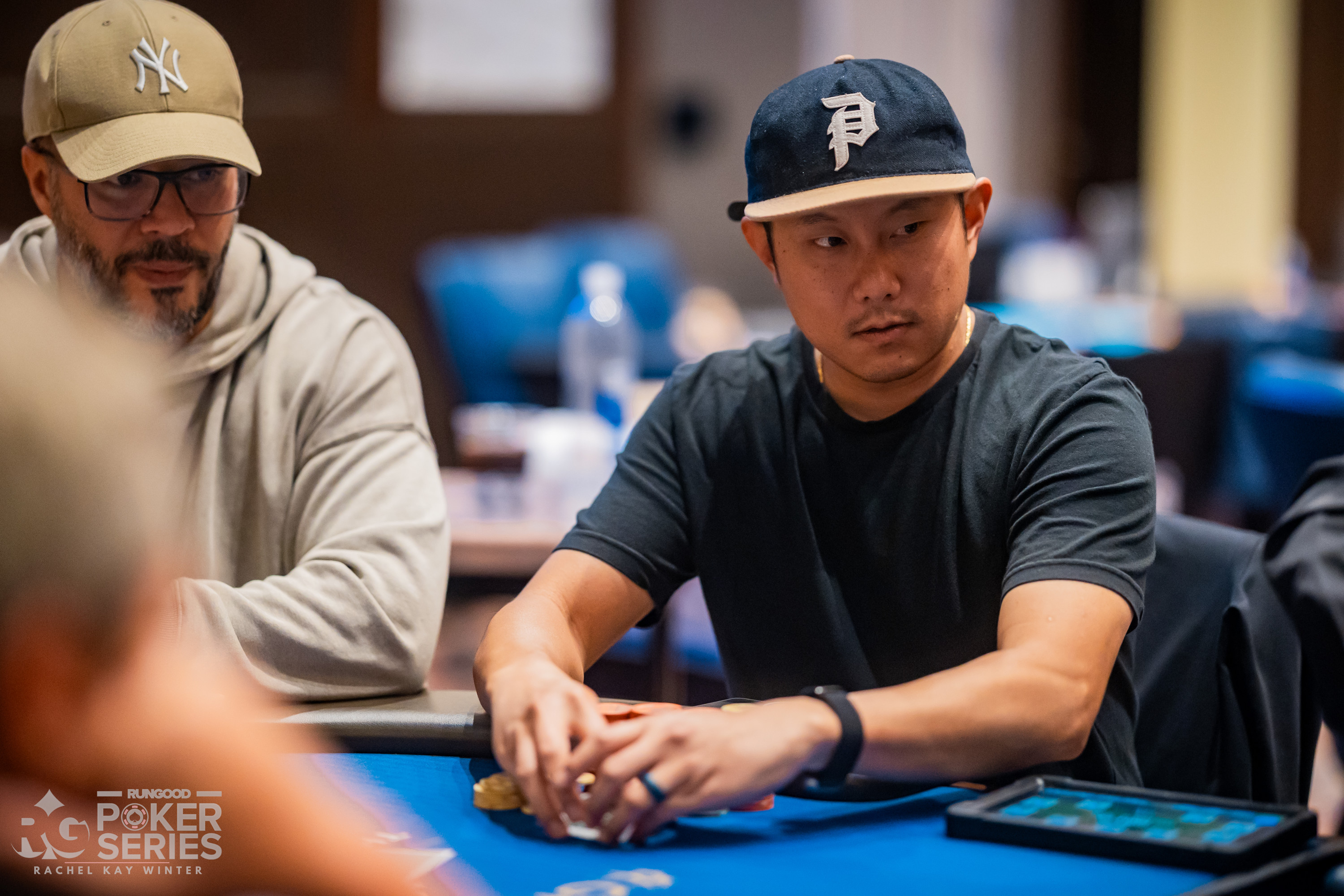 Xiong Thao 在 $400 PokerNews Cup 首日强势领跑，单日筹码占比近三成 - 大发娱乐注册
